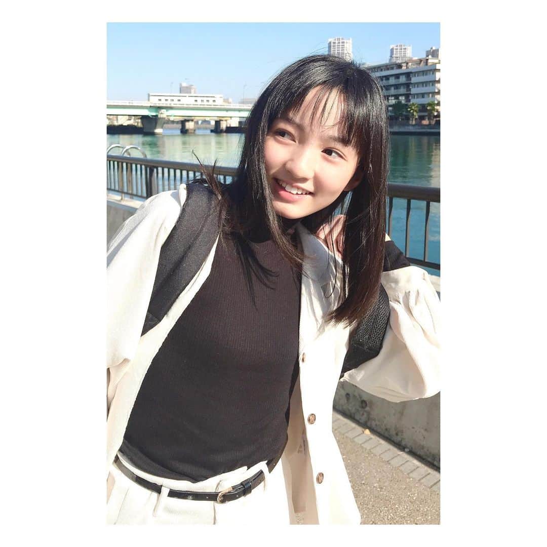 のインスタグラム：「🧳  3枚目に写ってるキャリー、 実は壊れてます🌀 持つ所が出てこなくなったり 最終的にはスポッと抜けてしまった‥😳 なんとかこの日は持ちこたえたけど もう連れてかない😤 ・ ・ ・ #川沿いの歩道 #気持ちいい場所 #かばん #キャリーバッグ #コロコロ #セットアップ #ingni #セミロング #黒髪ストレート #白黒コーデ #モノトーンコーデ #ootd #jc #ティーンモデル #山本紗衣」
