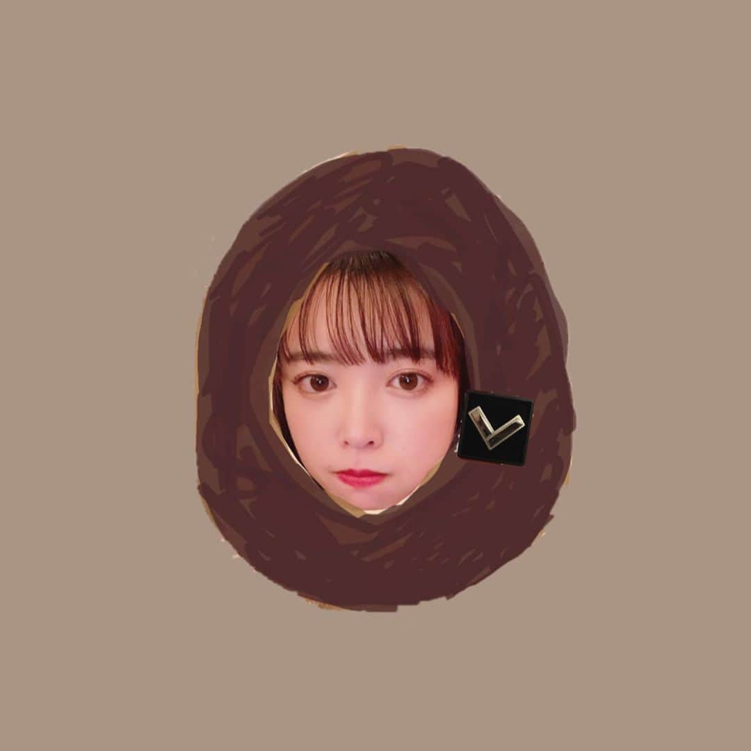 のインスタグラム：「#新米ソムリエなかじまさん (野菜ソムリエです👩‍🌾)  今回は 昔からなかじま家 みーんな大好きな 『八つ頭』をピックアップ☝️ 　 👩‍🌾まず『八つ頭』とは里芋の仲間で埼玉県では古くから愛されているお芋です。　 　 🗣栄養面は里芋と似ているのですがカルシウムは八つ頭の方が約4倍上回っています。 カルシウムはビタミンDとの相性が良いとされているのできのこ類と食べ合わせるのもいいですね。 　 🗣選び方 ・持った時にずっしりしているもの ・表面がしっとりしているもの ・泥付きの方が保存に向きます 　 🗣保存方法 ・新聞紙に包んで冷暗所に保存 ・土に埋めておけば春先まで保存可能(こちらまだ私も試した事ありません🙇‍♀️)   🗣おまけ 八つ頭の煮物はばぁちゃんご飯の中で上位で好きだった1品👵🏻💓 残念ながらちゃんとしたレシピがなく　 再現不可能で試行錯誤中なのですが　 甘くてねっとりしていて　 うちに来る親戚のお子様たちももりもり食べてくれてた記憶。　 はよ、再現したいなぁー🙄 　 #野菜ソムリエ #八つ頭 #農家の娘」