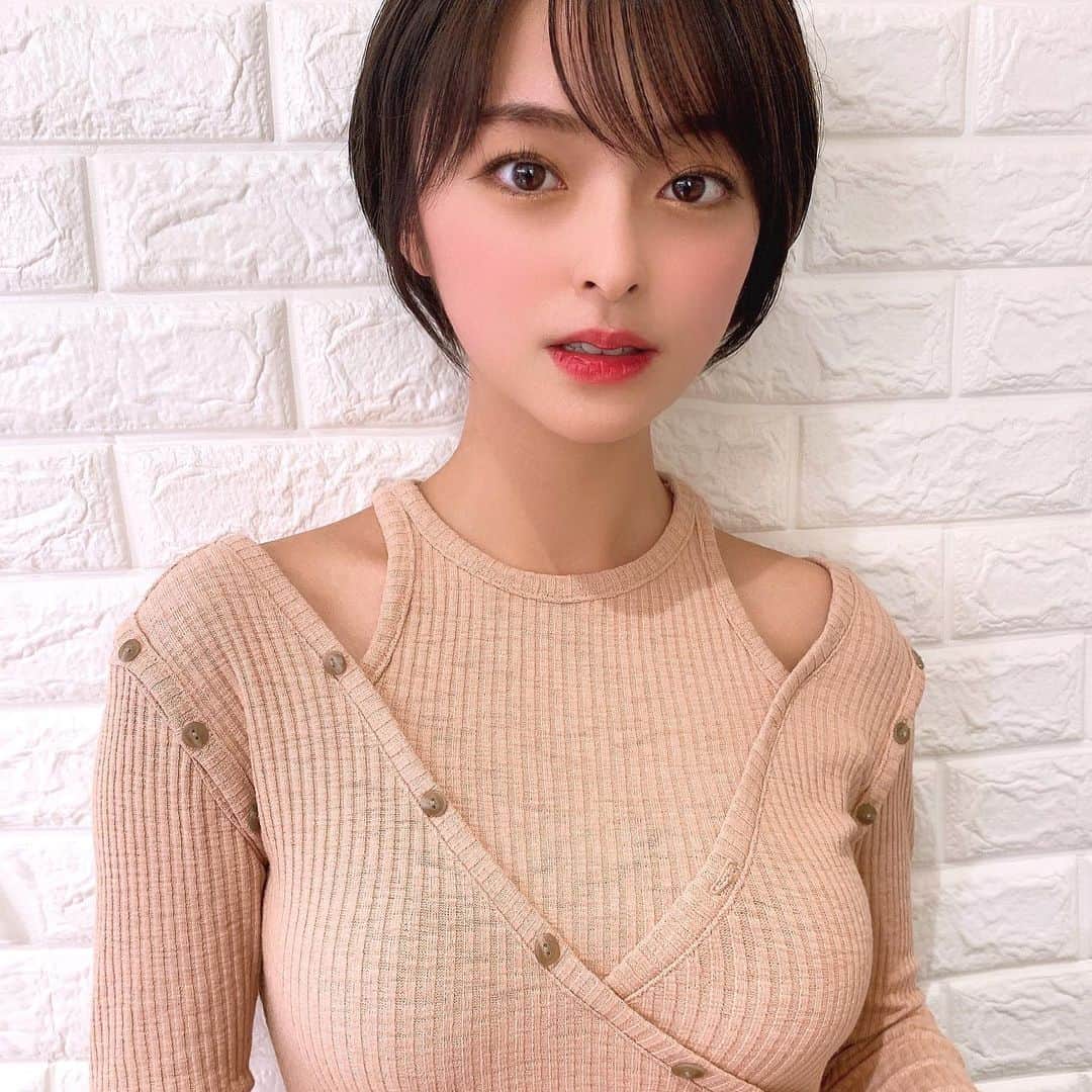 かおりのインスタグラム：「・ ・  髪色暗くした〜⭐️  #暗髪　#大人っぽい」