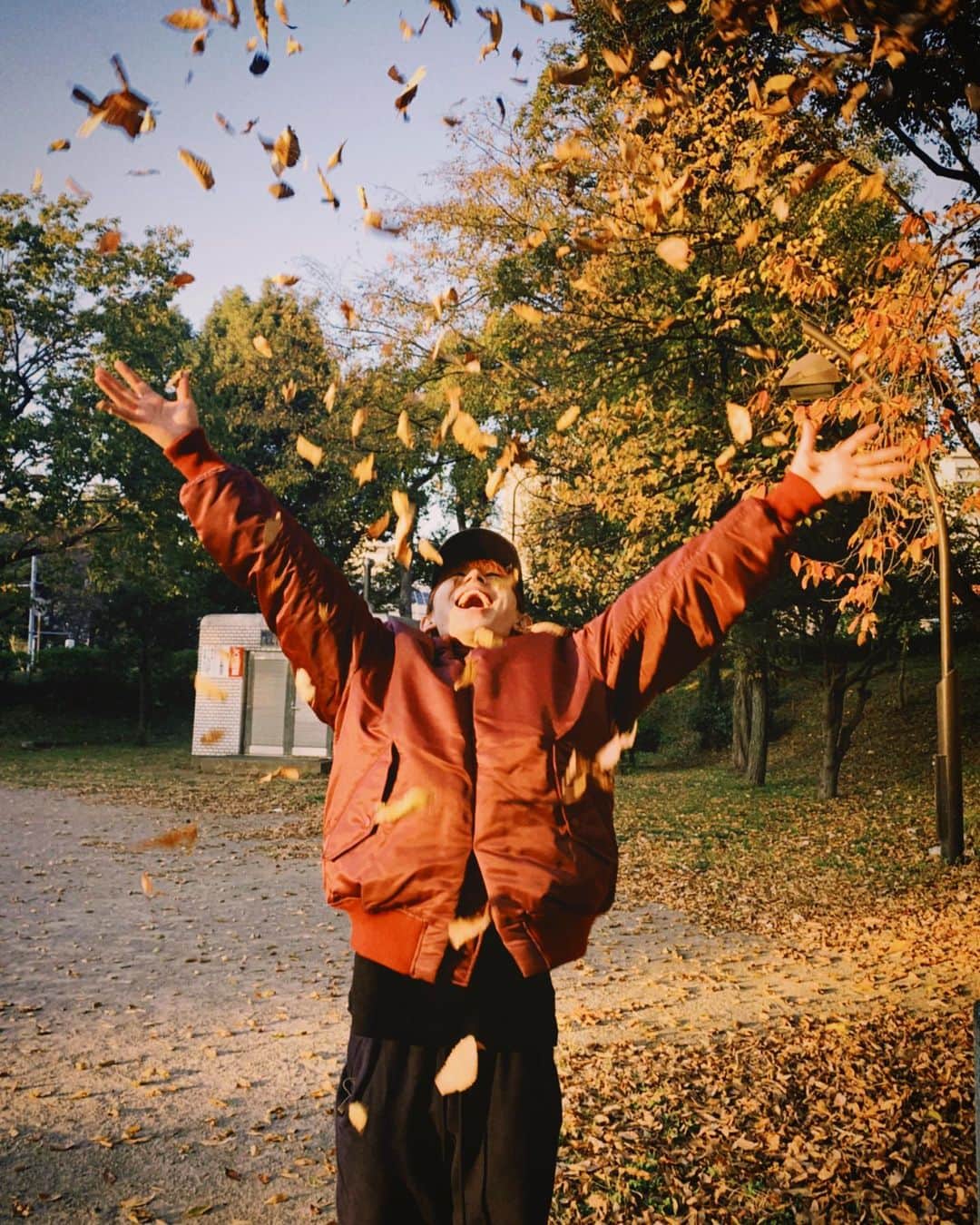 山下永玖/EIKUさんのインスタグラム写真 - (山下永玖/EIKUInstagram)「木の葉雨🍂  みんな鈍感だね〜。笑  #秋  #落葉  #木の葉  #鈍感　な #SWAG」11月17日 21時38分 - eiku1219_official