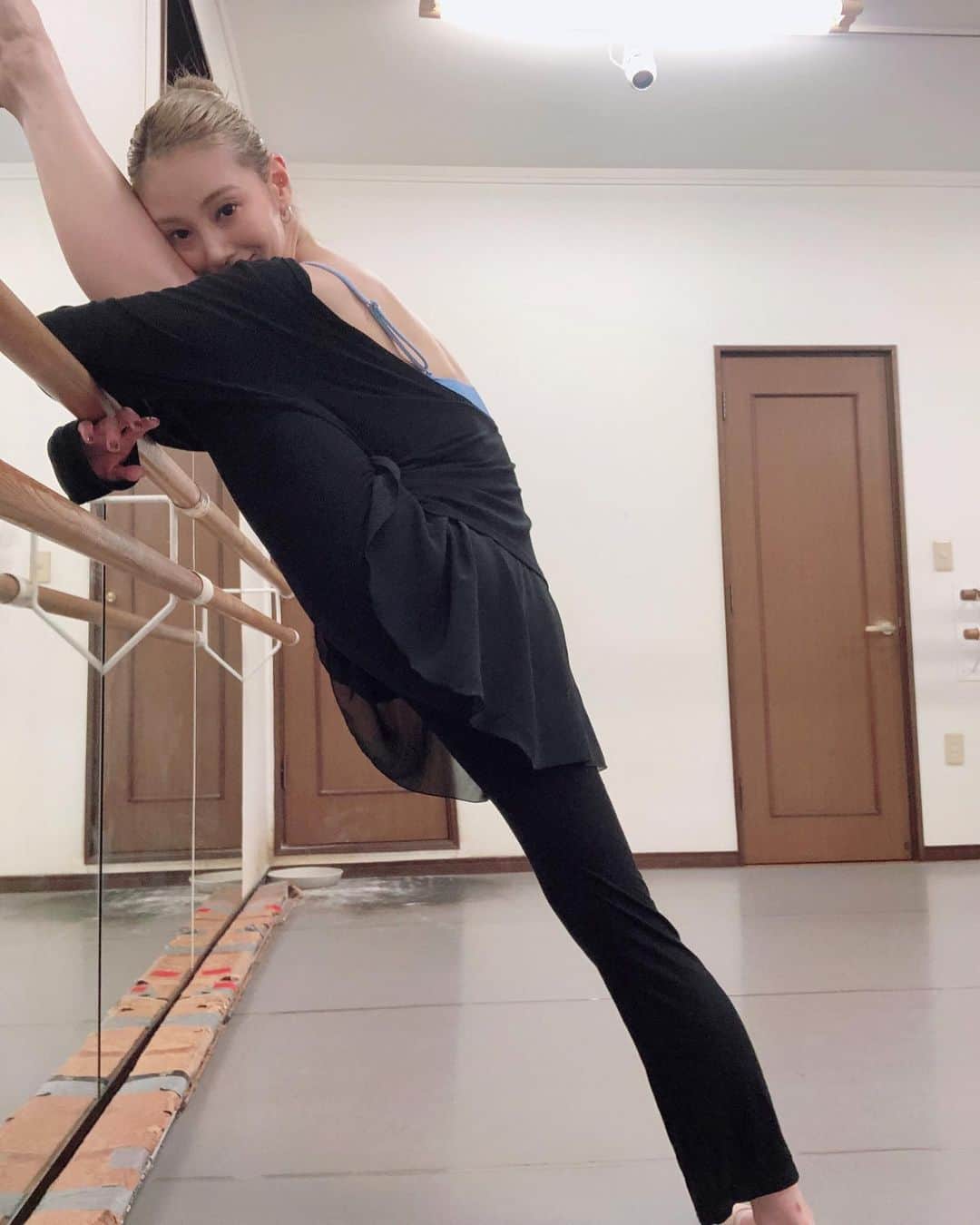 のインスタグラム：「クールダウン😚☺️🩰 ・ ・ ・ #ココトレ　#お団子ヘア  #クールダウン　#シニョン #stretch #ストレッチ #healthylifestyle  #エクササイズ #バレエ　#ダンス #木下ココ」