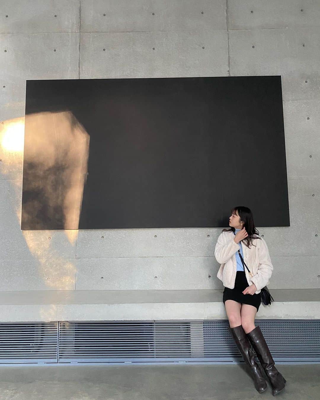 鈴原ゆりあさんのインスタグラム写真 - (鈴原ゆりあInstagram)「◾️◽️◾️◽️  建物内は照明は１つもなくて、自然の光だけの明るさだから時間帯によって影とか明るさが違うみたいです」11月17日 21時41分 - suzuhara_yuria