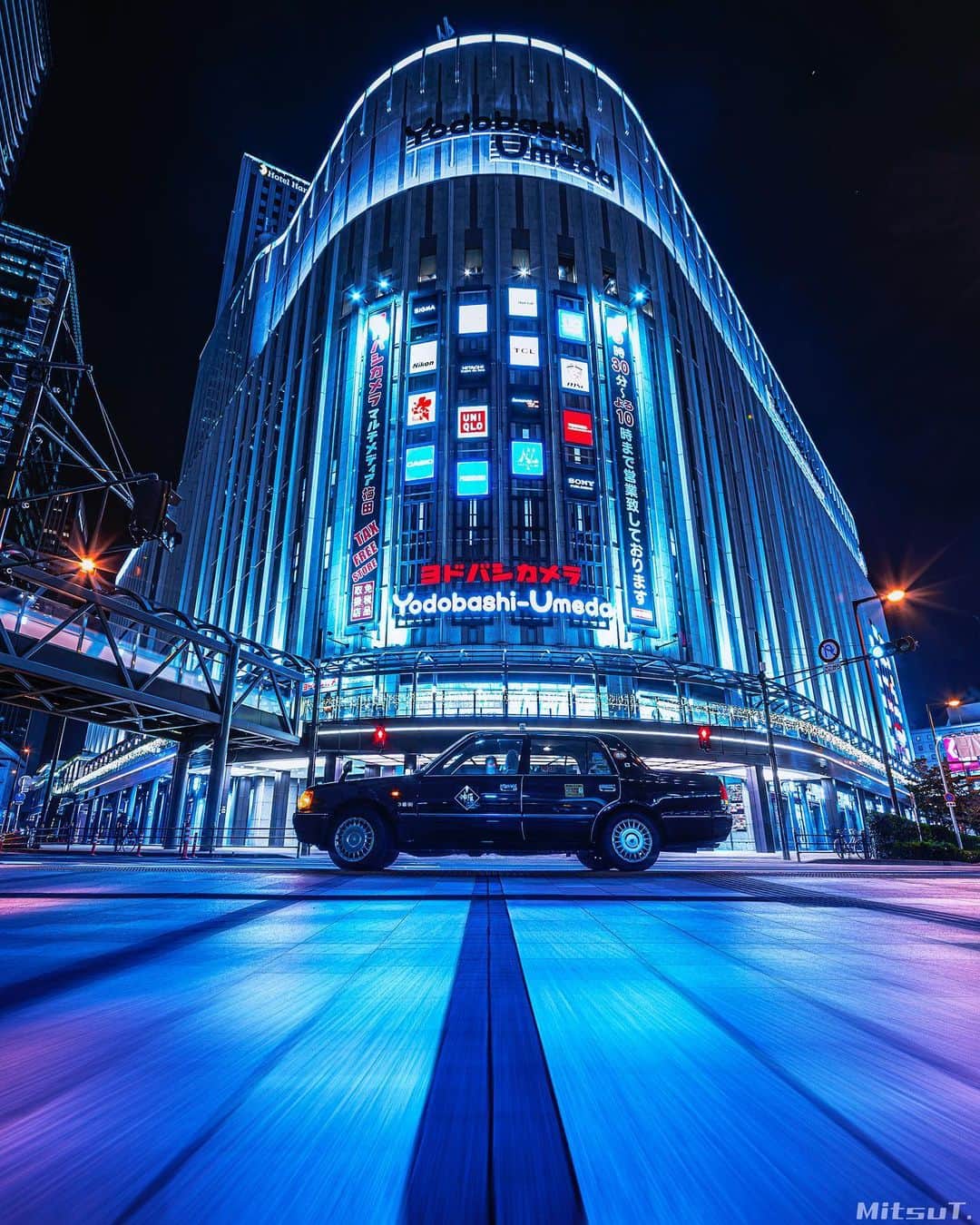 Mitsuのインスタグラム：「Location : 🇯🇵Osaka 久々にインスタ投稿しようとしたら 益々仕様変わってて困惑気味。 先週は仕事でヨドバシの後ろにチラッと見える ホテルで3連泊でした。 年末年始、楽しみにしているイベント、 映画、展示会など盛り沢山なので 感染爆発は何卒😭🙏」