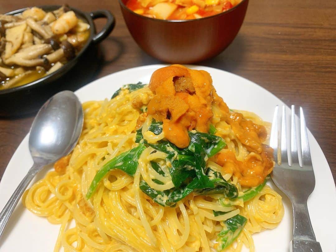 のインスタグラム：「#みやせごはん　イタリアン、、？  ・ウニクリームパスタ ・きのこたっぷりアヒージョ ・野菜たっぷりミネストローネ  冷蔵庫の残り物使い果たそうとしたら一個一個具がはみ出ました、、笑  ウニが食べたすぎてパスタは奮発、、🥰🥰🥰 美味しく見えなかったら盛り付けの責任😂😂  #おうちごはん #自炊記録」