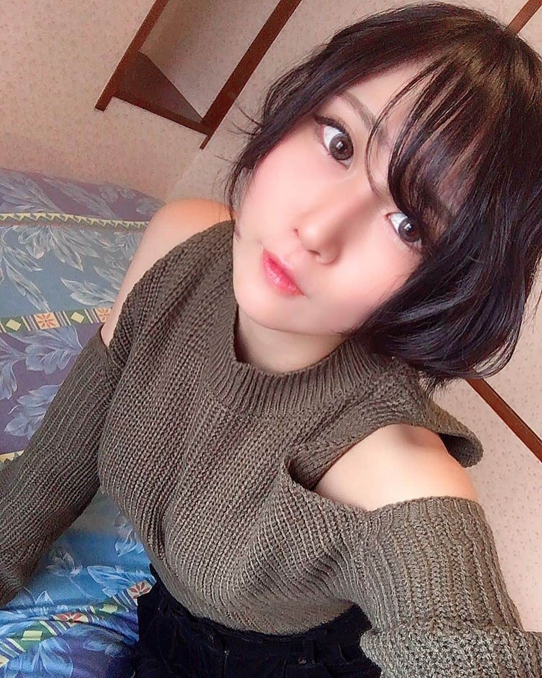 美東澪のインスタグラム：「撮影でした。 珍しくちゃんとしてる服w  #グラビア #グラドル #グラビアアイドル #model  #cosplayer  #ショートカット #ショート女子 #私服 #肩出し」