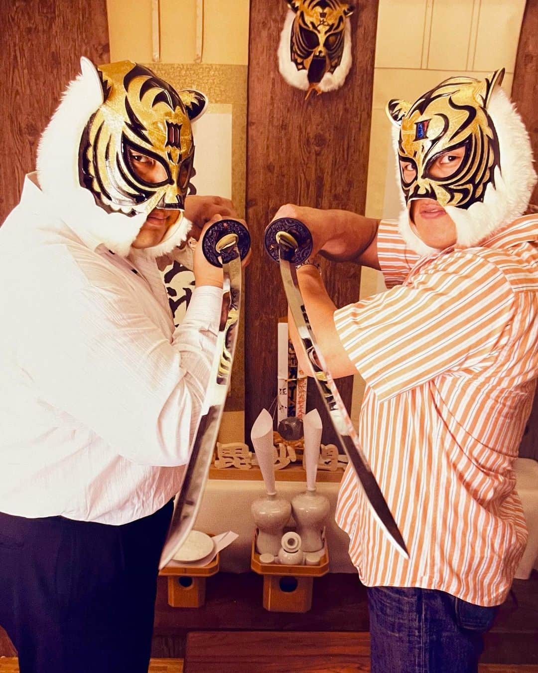 タイガーマスクさんのインスタグラム写真 - (タイガーマスクInstagram)「懐かしい写真シリーズ❗️ 佐山先生との撮影は、毎回爆笑の連発なんですが、一度この様な刀を持ったシーンになると、本物の目に‼️ 凄い❗️ #タイガーマスク #tigermask #njpw #初代タイガーマスク #佐山聡」11月17日 21時48分 - tigermask.njpw_official