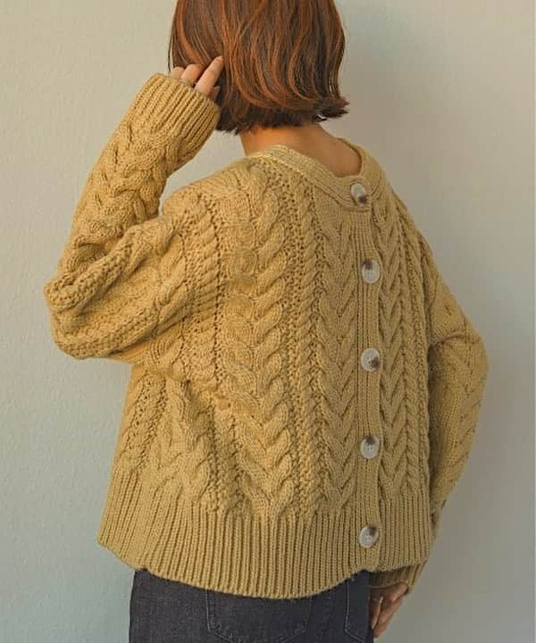 のインスタグラム：「＼＼NEW ARRIVAL／／ ㅤㅤㅤㅤㅤㅤㅤㅤㅤㅤㅤㅤㅤ  #ハンドライクケーブルカーデ BEG.WHT.NVY ¥5,940(taxin) ㅤㅤㅤ  まるで手編みのような温もりのある雰囲気が 冬を感じさせてくれるニットカーディガン。 太めのケーブル編みがしっかりと立体的に 出ているのが魅力のポイント◎ 2WAY仕様なのでボタンを後ろにすると 後ろ姿が可愛い抜け感コーデに♡ 程よいボリューム感はこの１枚だけで コーディネートを仕上げてくれる優秀アイテムです♪  #arholiday #auntierosaholiday #アンティローザホリデー #arh #arh_ootd #fashion #instafashion #coordinate #ootd #outfit #outfitoftheday #instacode #fashonista #fashiongram #holiday_aw2020  #Autumn #Autumncollection  #ハンドニット　#ハンドライク #ショートガーデ　#ケーブルガーデ #ショートカーディガン」