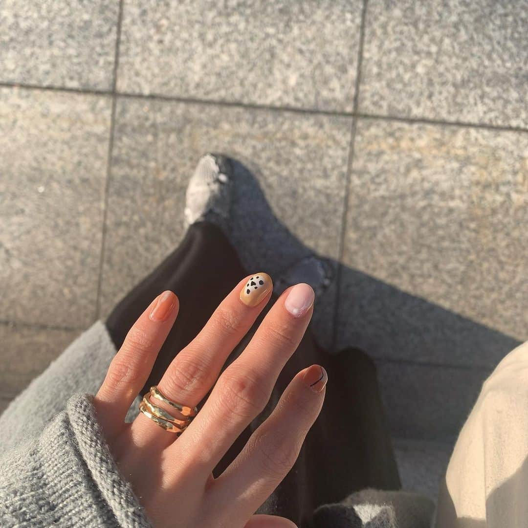 佐藤里緒菜のインスタグラム：「_ @aletta_jewelry_official  冬の陽射しにちょっと赤らんだ手に ゴールドのアクセってかわいい ⛄️👋🏻」