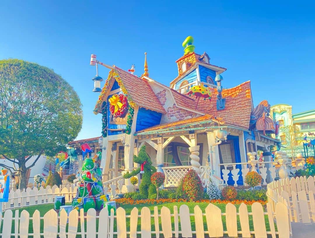 浜田由梨のインスタグラム：「グーフィーのお家もクリスマス気分🎄♪ #goofy #tdl #tokyodisneyland #toontown #disney #disneygram」