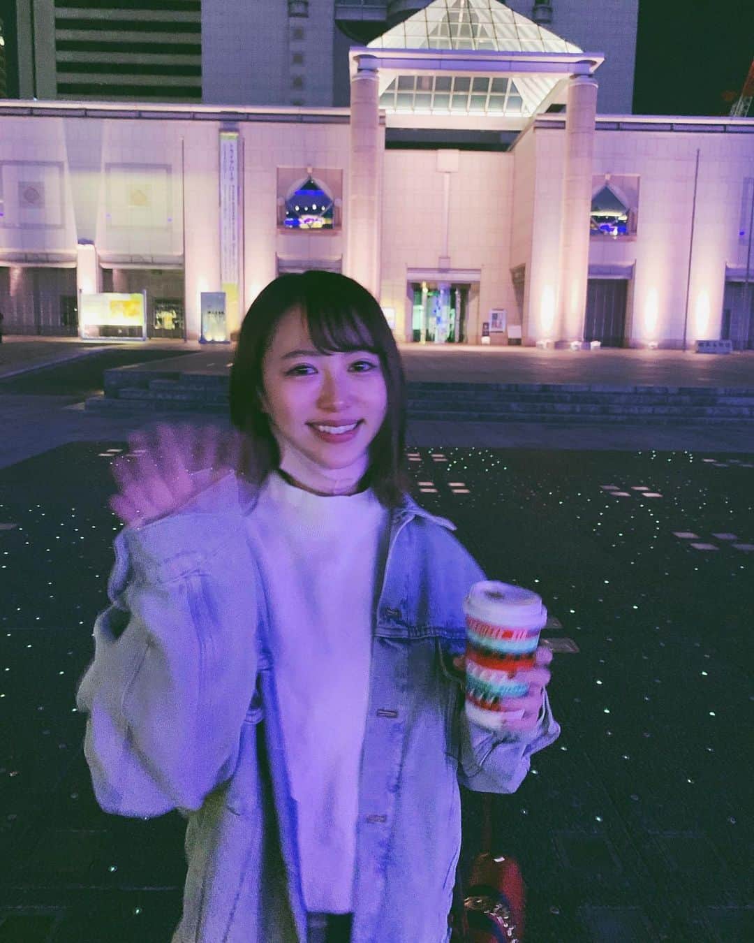 塚本美玲のインスタグラム：「手振ってる写真シュール👋🏻﻿ ﻿ ﻿ ﻿ #横浜#イルミネーション」