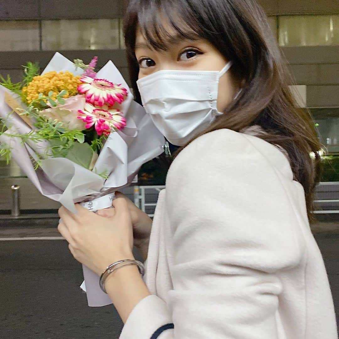 松崎莉沙さんのインスタグラム写真 - (松崎莉沙Instagram)「24歳になりました☺︎親友にこれでもかというほど祝ってもらい、泣いたり笑ったり最高の幕開けでごさいます。いつも応援して下さっている皆さん、私に関わってくれている皆さん、本当に有難うございます！周りに生かされているということを改めて強く感じます。これからもどうぞよろしくお願いします！！☺︎  #24の4の手でかい」11月17日 21時51分 - risadegozaimasu