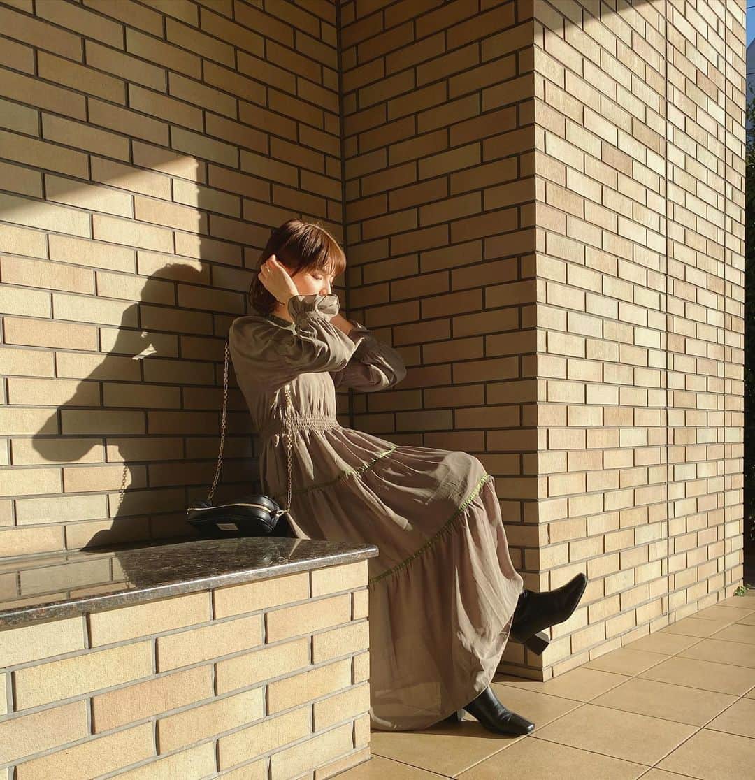 村田倫子さんのインスタグラム写真 - (村田倫子Instagram)「カーキ色のシフォンが 心地よい日。  袖口までふりふりで、 女の子を満喫できる。 @idem__official   街がクリスマスに染まってきたので ワンピースが多い近頃。🎄(だいすきな季節)  一年がはやいです、もうすぐ師走。 季節の変わり目は、色々揺らぐ時期。みなさんもどうか元気でね。  #idem_idea」11月17日 21時52分 - rinco1023