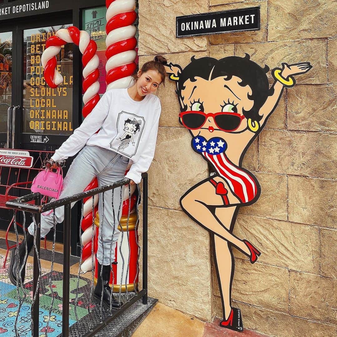 WAKAKOのインスタグラム：「#okinawa  @selectshop.brillant のベティーちゃん トレーナー着てたから、アメリカンヴィレッジで お馴染みのベティーちゃんと😆♥️ . . . #genic_okinawa#沖縄#読谷村#恩納村#タビジョ#国内旅行#沖縄旅行#母娘旅#アメリカンビレッジ」