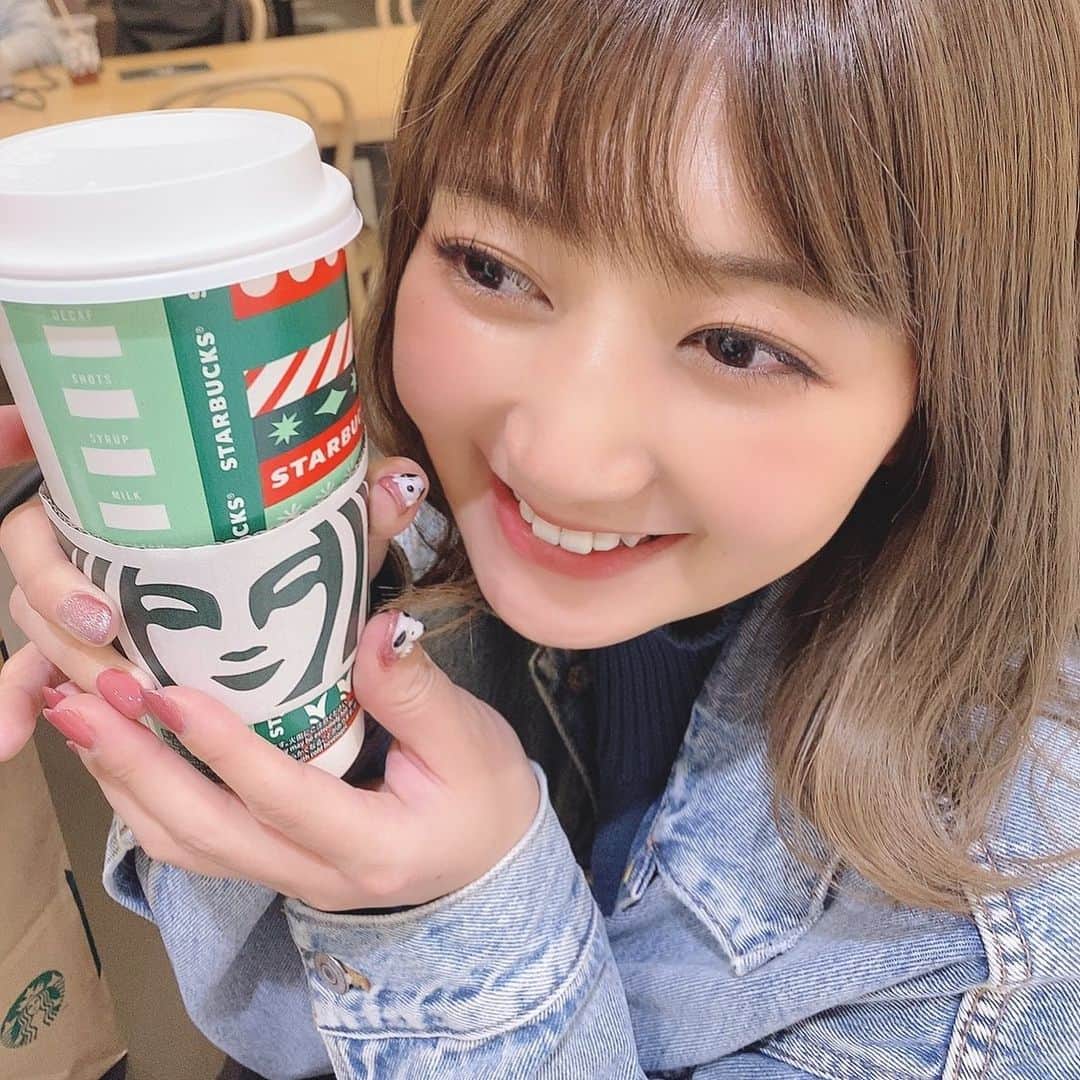 篠原栞那のインスタグラム：「‪‪❤︎‬ 普段コーヒー飲む時は、ブラックか無糖のカフェラテしか飲まんけどスタバいくと期間限定のやつ飲みたくなる😋  #starbucks #ベリーベリーホワイトモカ #スタバ #followｍe」