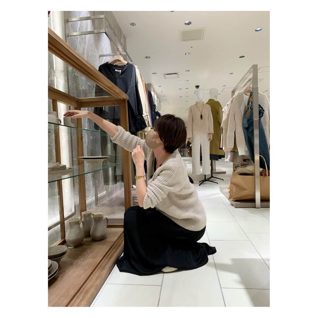 辺見えみりさんのインスタグラム写真 - (辺見えみりInstagram)「明日11/18(水)〜 @isetan_shinjuku_urbancloset でOUTERSUNSETのpop upが始まります。 @shuji_codama さんの器、浸かるサプリも準備完了です😌 明日の20時30分〜は、伊勢丹からインスタライブを私のアカウントでやりますので、お時間合えばぜひ♡  #アウターサンセット  #outersunset_official」11月17日 21時56分 - emiri_hemmi