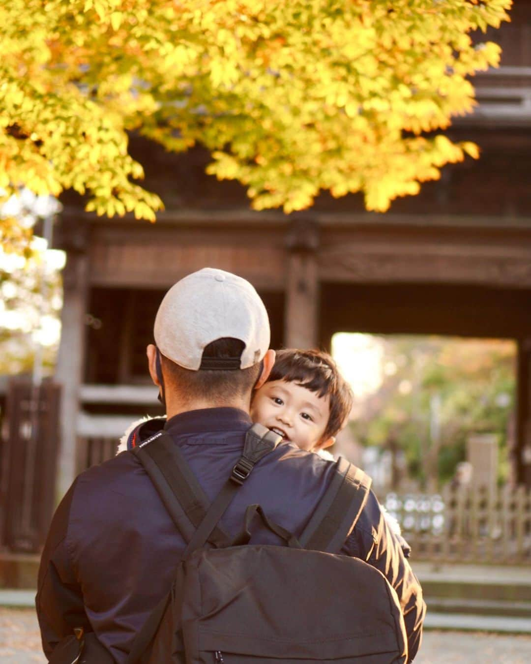 Ayaさんのインスタグラム写真 - (AyaInstagram)「くりぼう👦🏻🌰🍂 11月も後半か〜。 あっとゆう間に12月くる〜早いほんま🥺♥️ . . #紅葉#秋#夕日#1歳#1歳3ヶ月#男の子ベビー #赤ちゃんのいる生活#くりぼうや#だっこまん」11月17日 21時56分 - aya__fit