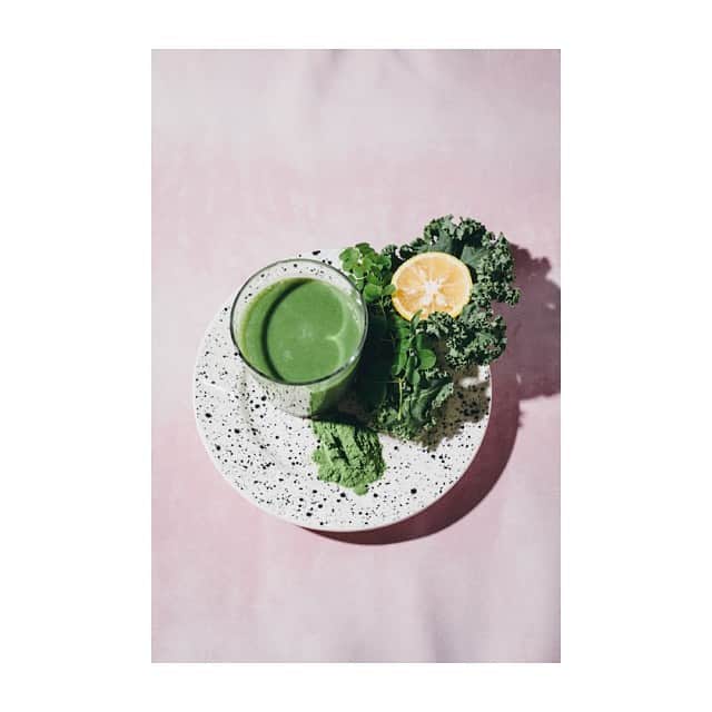 ellecafejapanのインスタグラム：「【 KETOXX VEGE🌿Good Point !!! 】﻿ ﻿ ﻿ 『ELLE café KETOXX VEGE Juice Program』﻿は、﻿ ﻿ ﻿ ダイエット中に悪化しがちな健康バランスをサポートできる上、﻿ ﻿ 内側から体内環境を維持することで、リラックスできる環境作りにもつながります❕﻿ ﻿ ﻿ ﻿ 《植物が持つ癒しのチカラ》と《500億個以上の乳酸菌》が健康を司る体内の環境と現代を生きる多忙な私たちを癒し、﻿ ﻿ きちんと成果がでる身体のベース作りをサポート🙆‍♀️﻿ ﻿ ﻿ ﻿ ー Point ー﻿ ☑︎管理栄養士推奨の新食事法！﻿ ☑︎手軽に実施できる！﻿ ☑︎管理栄養士による栄養バランス監修！﻿ ☑︎乳酸菌500億個以上！﻿ ☑︎自然の恵み！﻿ ☑︎続けやすい美味しさ！﻿ ﻿ ﻿ ﻿ 先行予約受付中❕﻿ 今だけ、《5〜10%OFF》《送料無料》﻿ キャンペーン中✔️﻿ ﻿ ﻿ ﻿ #エルカフェ#ダイエット#糖質制限#ケトジェニックダイエット#ボディメイク#ワークアウト#美容#健康#﻿ ジム#ellecafe」