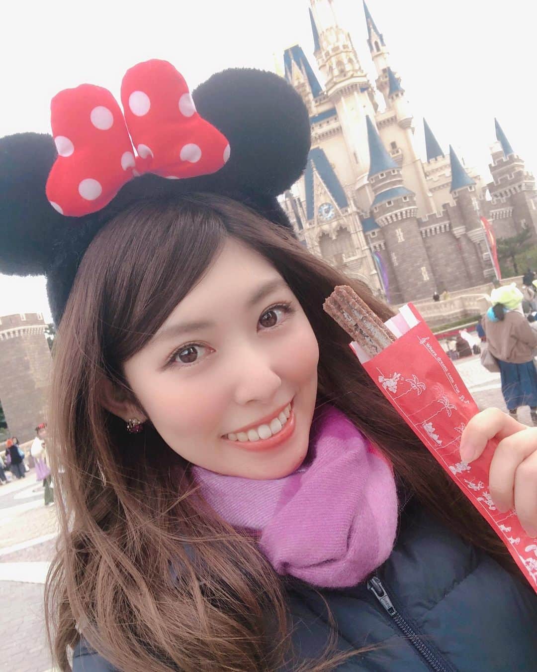 橘ゆりかのインスタグラム：「🎀🏰🎁﻿ ﻿ ﻿ ひっさしぶりのディズニー🥺❤️﻿ 少しでもクリスマスを感じられて幸せだった〜🎄﻿ ﻿ やっぱチュロスはおいしいなっ！！﻿ ﻿ ﻿ ﻿ ﻿ #ディズニーランド #橘ゆりか #チュロス #ディズニークリスマス #ミニーカチューシャ #しあわせ #クリスマス #tdl #tdr #tokyodisneyland #christmas #disneygram」