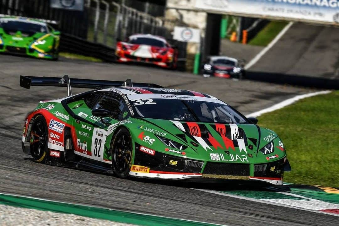 MOTUL Japanさんのインスタグラム写真 - (MOTUL JapanInstagram)「【Lamborghini Huracán GT3】 . スーパーカーの代名詞の一つ、ランボルギーニ。 ランボルギーニ と言えばカウンタックを連想する方も多いのではないでしょうか。 . 現代においてはランボルギーニ ウラカンが世界中のレースのGT3カテゴリーで活躍しています。 . Lamborghiniと密接な関係にあるImperiale RacingはMotulのオイルやケミカルを使っています。 . 写真はImperiale Racing のLamborghini Huracán GT3 EVO!!! 様々なレースにLamborghiniで参戦し活躍しています。 この車両にももちろんMotulのオイルが使われています!! . @imperialeracing  #motul #MotulJapan #MotulItalia #poweredbymotul #imperialeracing #lamborghini #lamborghinihuracan #lamborghinihuracangt3 #lamborghinihuracangt3evo #ランボルギーニウラカン #ランボルギーニ #ランボルギーニ好きと繋がりたい #モータースポーツ好きな人と繋がりたい #レース好きな人と繋がりたい #クルマ好きな人と繋がりたい #車好きな人と繋がりたい #高性能オイル #オイル交換」11月17日 22時00分 - motuljapan