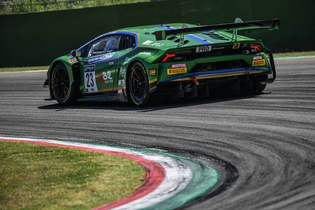 MOTUL Japanさんのインスタグラム写真 - (MOTUL JapanInstagram)「【Lamborghini Huracán GT3】 . スーパーカーの代名詞の一つ、ランボルギーニ。 ランボルギーニ と言えばカウンタックを連想する方も多いのではないでしょうか。 . 現代においてはランボルギーニ ウラカンが世界中のレースのGT3カテゴリーで活躍しています。 . Lamborghiniと密接な関係にあるImperiale RacingはMotulのオイルやケミカルを使っています。 . 写真はImperiale Racing のLamborghini Huracán GT3 EVO!!! 様々なレースにLamborghiniで参戦し活躍しています。 この車両にももちろんMotulのオイルが使われています!! . @imperialeracing  #motul #MotulJapan #MotulItalia #poweredbymotul #imperialeracing #lamborghini #lamborghinihuracan #lamborghinihuracangt3 #lamborghinihuracangt3evo #ランボルギーニウラカン #ランボルギーニ #ランボルギーニ好きと繋がりたい #モータースポーツ好きな人と繋がりたい #レース好きな人と繋がりたい #クルマ好きな人と繋がりたい #車好きな人と繋がりたい #高性能オイル #オイル交換」11月17日 22時00分 - motuljapan