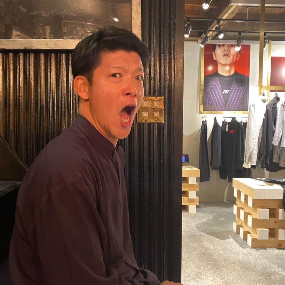 駿河太郎のインスタグラム：「NEW ORDER展示会  最後のお客様は 僕の大好きな @nou.emi  @hiroshikawamura_guitar   のお2人でした☺️  あ！そしてNHK大河 『麒麟がくる』 ご覧頂きありがとうございます😊 反響凄くてビックリしてます（笑） 裏話…あの頭…特殊メイクです‼️ めちゃくちゃ精巧でしょ？  ここ5年くらいでめちゃくちゃ技術が進歩したわぁ 作るのに1時間くらいしか要らんのですよ  それこそ5.6年前にやった逆転大奥の孔明って役（1話で殺されたけど…😂）の時は2時間〜2時間半かかってたもんなぁ…  型取りも今や3Dの時代ですよ  すごい進歩やなぁ…  そんなこんなで…  おやすみなさい🌙💤」