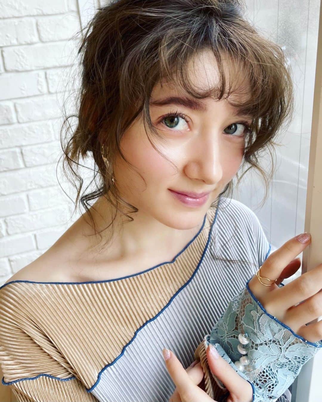 のインスタグラム：「. 今日の撮影オフショット😊 普段はやらないような遊び心のある ヘアメイクが新鮮でした💄🤍✨ . #shooting #hazeleyes #ヘアメイク」