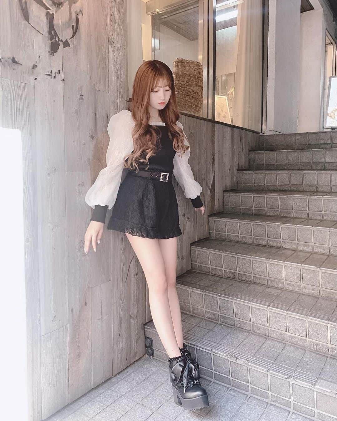 田口未彩のインスタグラム：「🖤  今日の私服〜🐇  tops @bubblestokyo  pants @rojita_official   靴可愛くてお気に入りなんだけど どこのだったかなぁ〜🥺  #ブラックコーデ　#バブルス　#ロジータ　#コーデ」