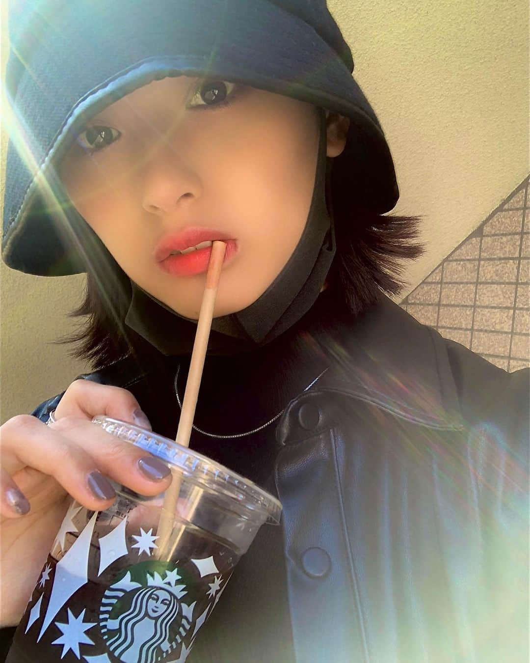 LUNAさんのインスタグラム写真 - (LUNAInstagram)「珍しい感じ🎩. . . #selfie #selfies #selfie_time #selfietime #セルカ #セルフィー #セルフィー女子 #ザラジョ #バケットハット #バケットハット女子 #バケットハットコーデ #スタバ #スタバ部 #コーヒー #日差し #天気よすぎ #むしろ暑い #オールブラック #オールブラックコーデ #コーヒータイム #コーヒー好き #ピッタマスク #japanesegirl #ストリート系女子」11月17日 22時10分 - luna_0229