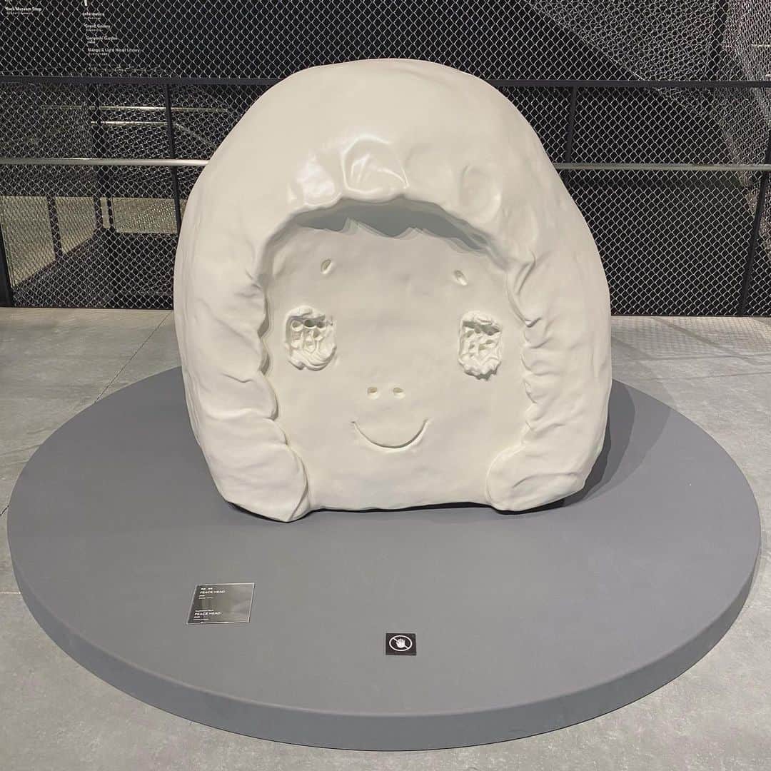 のインスタグラム：「✌️😊✌️  #PEACEHEAD  #museum#kadokawamusashinomuseum#kadokawaculturemuseum#tokorozawasakuratown#本棚劇場#美術館#美術館巡り#ところざわさくらタウン#ちゃりの芸術巡り」