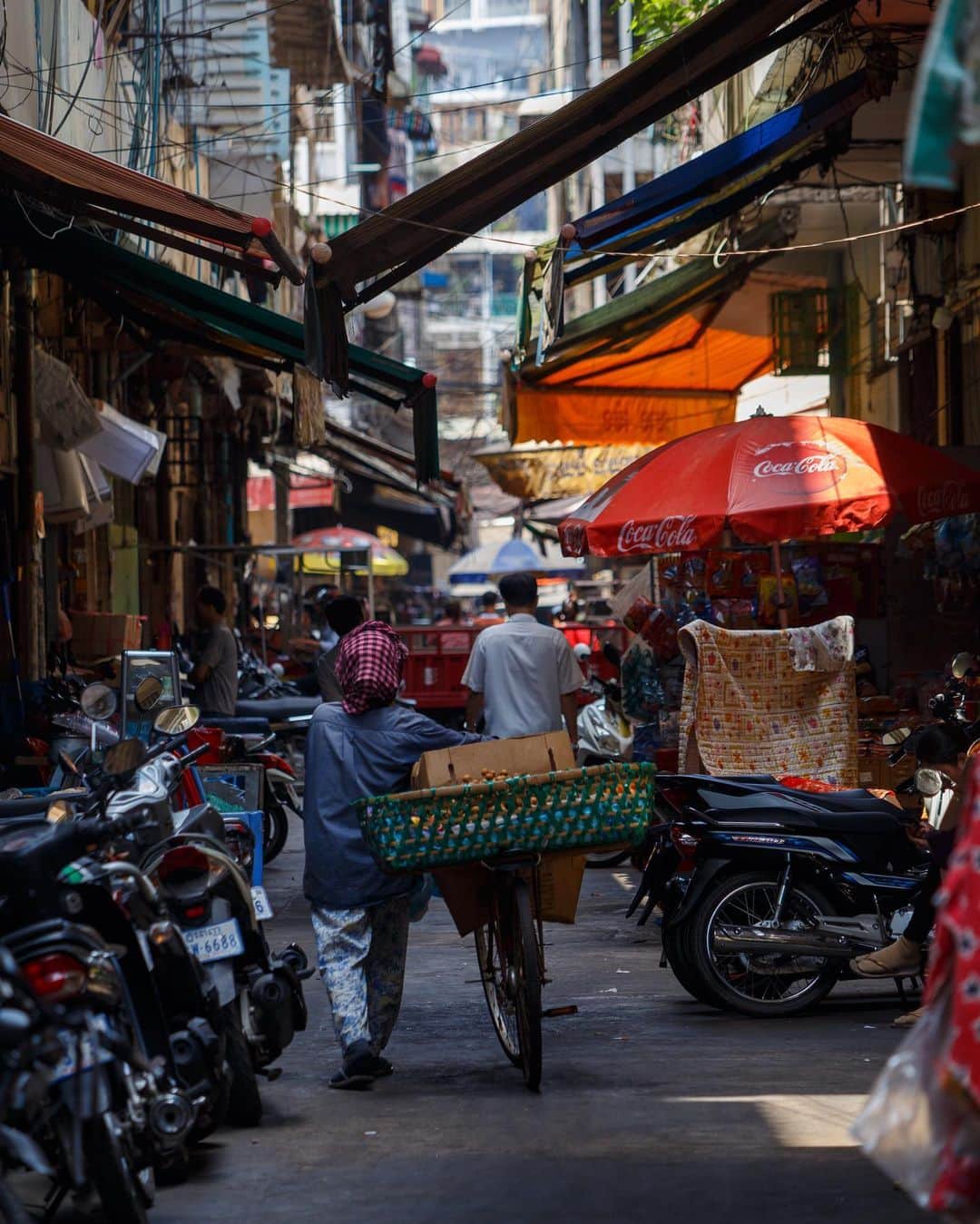 Shunsuke Miyatakeのインスタグラム：「A woman selling longan at back alley, Phnom Penh, Cambodia」