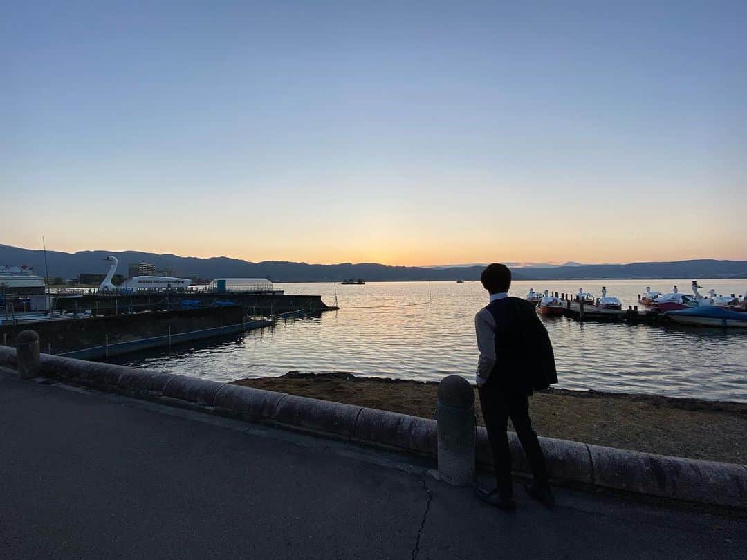 義文のインスタグラム：「すわこ。  今年もここは最高だ。  #諏訪湖 #斬波」
