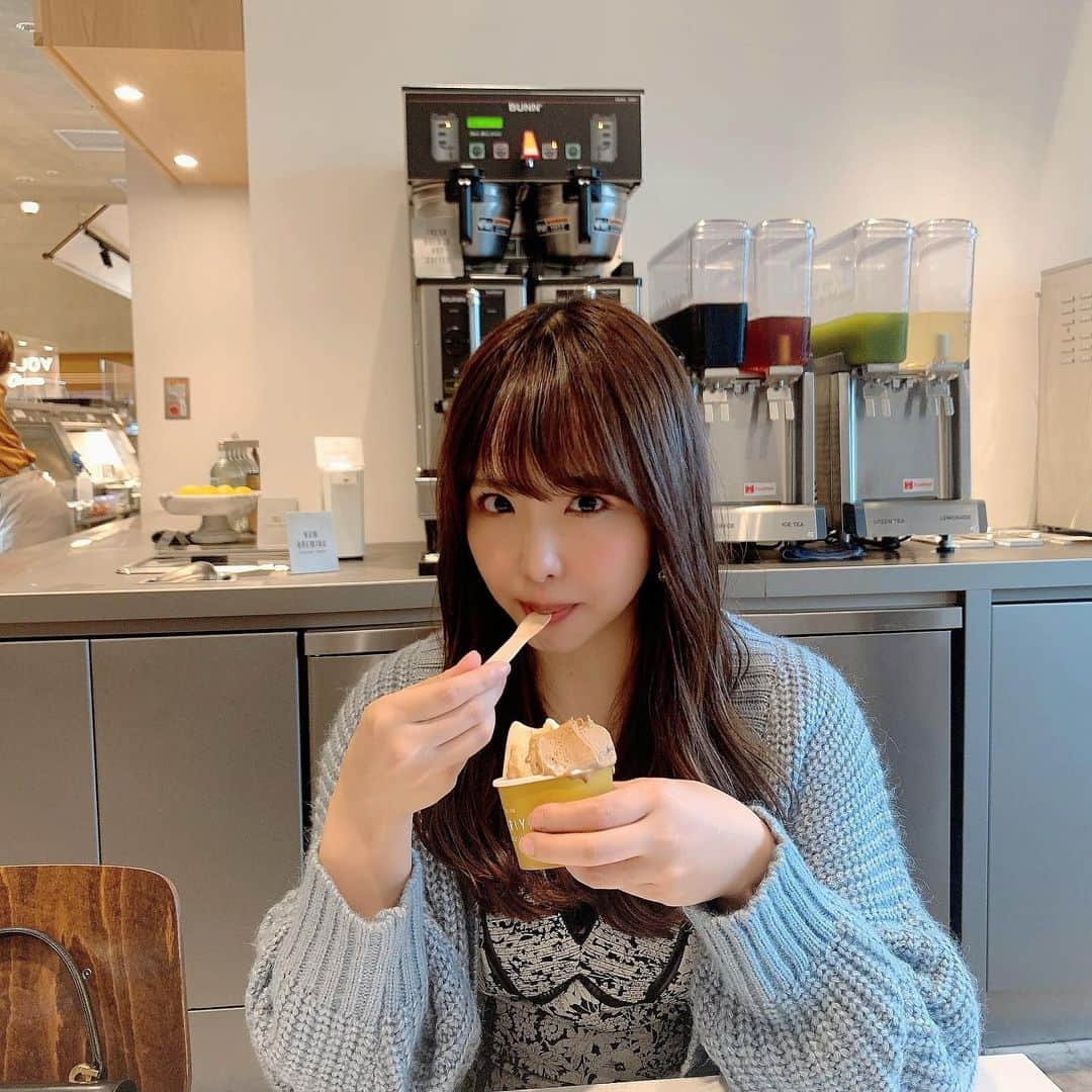 松村香織のインスタグラム：「ジェラートすき🍨  これは チョコ&さつまいも  昔ラケーリのジェラート よく食べてたんだけど お店最近みないなぁ🤔  #ジェラート #pariya」