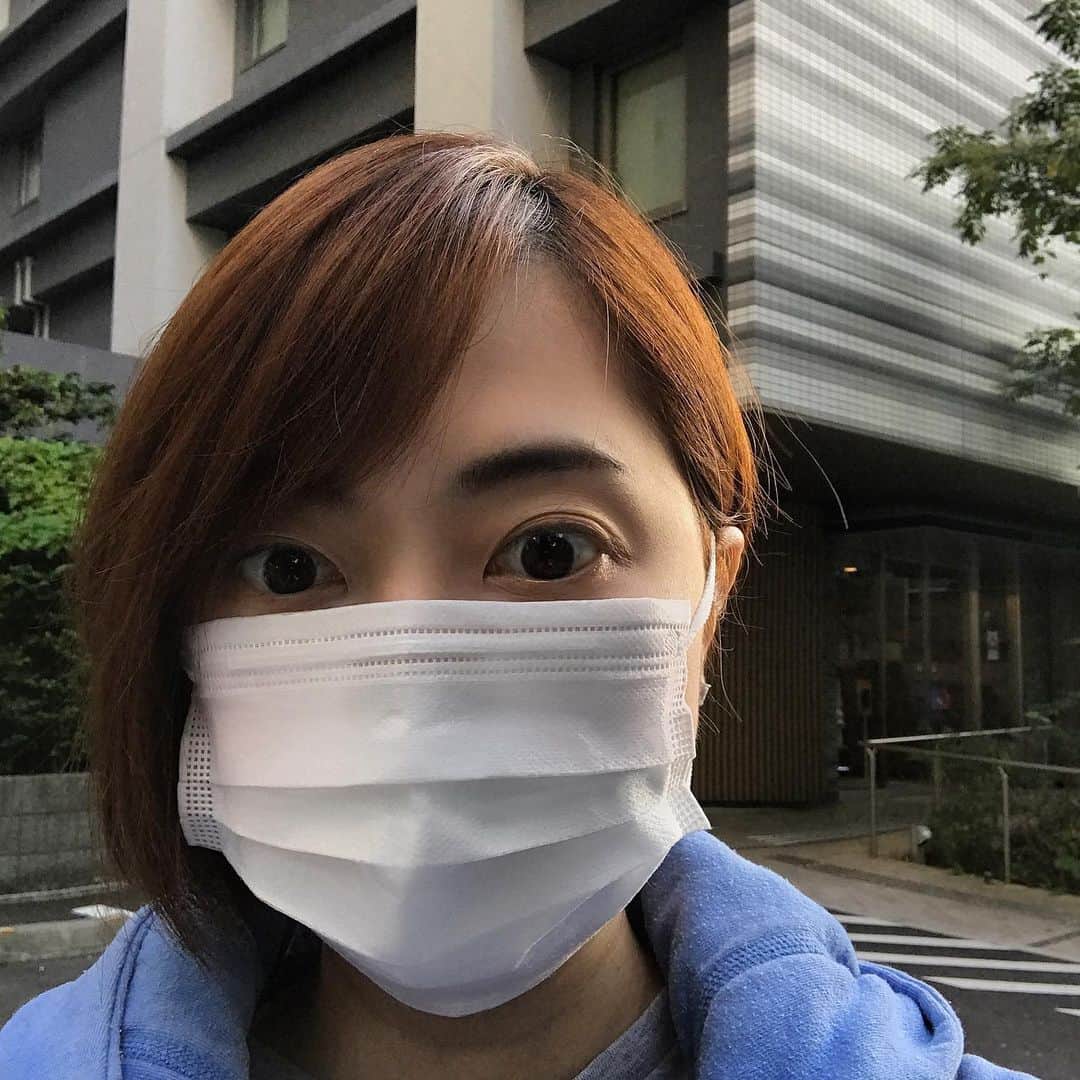 のインスタグラム：「髪の毛スッキリ。 ・ ・ #なかなかカットに行けないから #少し短めに #あまり変わらない？ #カットした髪の毛の長さ結構ありました #2ヶ月に一度のペース  #本当は1ヶ月に1回行きたい  #金髪ショートのお姉様がカットしてくださる #色も落ち着いてきた #今年もあと1回  #来月は12月  #あっという間の2020 #ウィンター競技も来年勝負もちろん今年も #早くコロナが終息しますように  #徐々に寒くなってきました  #体調などにはお気をつけて」