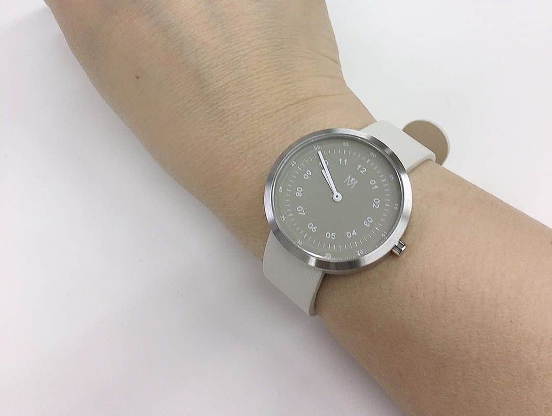 しんたさんのインスタグラム写真 - (しんたInstagram)「@mavenjapan さんの素敵な腕時計をモニターさせて戴きました♪  このモデルは  SMOKE GREEN OFFWHITE 34mm  スモークグリーンのフェイスに、クラシカルなシルバーのケースをマッチ。  ベルトにはオフホワイトの高級イタリアンレザーを使用。 大きすぎず、小さすぎない、お使い頂きやすいサイズ感です。  マロンのおかーちゃんも 「どんなお洋服にも合わせやすくてサイコー！🤩」 と、大絶賛です♪  #mavenwatches #マベン #マベンウォッチズ #腕時計 #時計 #手元倶楽部  #わんだふるjapan#犬バカ部#犬のいる暮らし  クーポンコードは、 【shintjt】 ご使用で10パーセントオフになります。 (クーポン使用期限は本日より1年間)」11月17日 22時17分 - shinta67