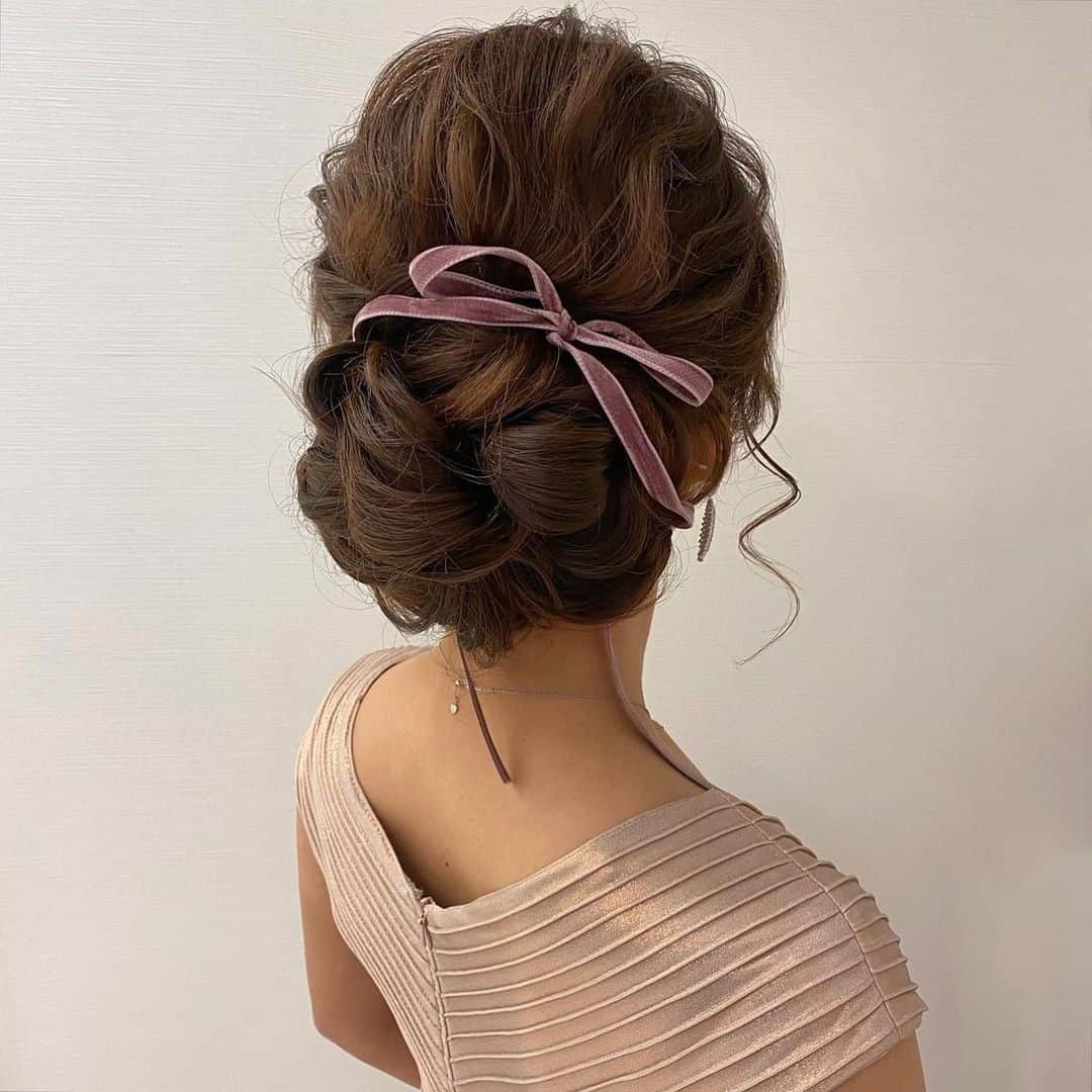 Tomoyo Kitamuraさんのインスタグラム写真 Tomoyo Kitamurainstagram 先日のお客様 きれいめローアップに細めのベロアリボン ヘアメイク ヘアセット ヘアアレンジ ヘアスタイル 銀座 美容師 ウェディング ウェディングヘア ブライダル ブライダルヘア 結婚
