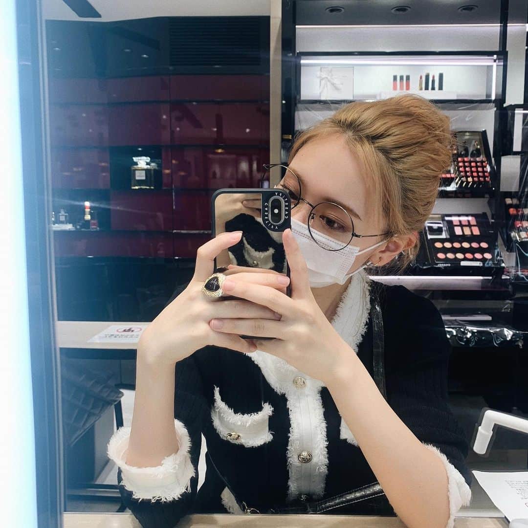 のインスタグラム：「ココ・シャネルさんの名言でも貼ろうかなあと思って調べてみたら無限にでてきて選べなかった かっこよすぎ、🤣CHANELはハイライトが良すぎて毎日手放せんです…(パール入りの方です🦪) #シャネルコスメ」