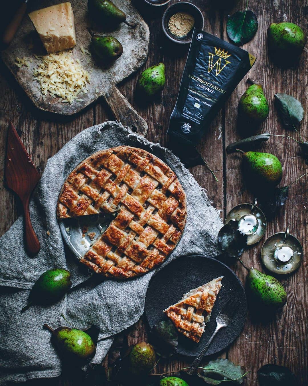 Linda Lomelinoのインスタグラム：「Jag är så otroligt glad att få dela mitt recept på päronpaj med Västerbottensost med er! Västerbottensost är en stor favorit här hemma, och det känns liksom extra fint att den har tillverkats i ett litet mejeri i Burträsk ända sedan 1872! Häromdagen kom jag på en bra grej, att blanda i riven Västerbottensost i degen till en päronpaj! Jag älskar att kombinera sött och salt och jag älskar paj. Denna är lite lagom söt men ändå matig, och passar perfekt till adventsfika med glögg! #västerbottensost #enbitavdetspeciella #hantverk #tradition #advent  Päronpaj med Västerbottensost 8 bitar  Pajdeg 350 g (cirka 5 3/4 dl) vetemjöl 2 msk strösocker ¼ tsk flingsalt 225 g normalsaltat kallt smör 75 g (cirka 1 1/2 dl) riven Västerbottensost 4-6 msk isvatten  Fyllning 35 g (4 msk) vetemjöl 90 g (1 dl) strösocker en nypa salt 1 kg fasta päron rivet skal från ½ citron 1 msk citronsaft 1 ägg till pensling 2 tsk strösocker  Blanda mjöl, socker och salt i en stor skål. Tärna smöret och nyp ihop det och den rivna osten med mjölblandningen. Blanda i vattnet en matsked i taget och rör tills degen precis håller ihop. Dela degen i två delar, den ena något större än den andra. Slå in degbitarna var för sig i plastfolie och lägg i kylen minst 1 timme. Värm ugnen till 200°C och ställ in en ugnsplåt i nedre delen av ugnen. Kavla ut den mindre biten deg på mjölat underlag och tryck ut i en pajform (20-22 cm i diameter). Ställ in formen i kylen. Kavla ut den andra biten deg till en rektangel och skär i remsor med en kniv eller ett pizzahjul. Blanda mjöl, socker och salt i en liten skål. Skala, kärna ur och tärna päronen och lägg dem i en stor skål. Blanda i citronzest, citronsaft och mjölblandningen. Häll päronfyllningen i pajformen, pensla kanterna på degen med lite vatten och lägg på degremsorna i ett korgmönster. Klipp bort överflödig deg runtom. Ställ pajen i frysen i 15 minuter, pensla den med ett uppvispat ägg och strö 2 tsk socker ovanpå. Placera pajen direkt på den varma plåten i ugnen och grädda i 15 minuter i 200°C, sänk sedan värmen till 175°C och grädda ytterligare 45 minuter tills pajen är gyllene. Låt svalna.」