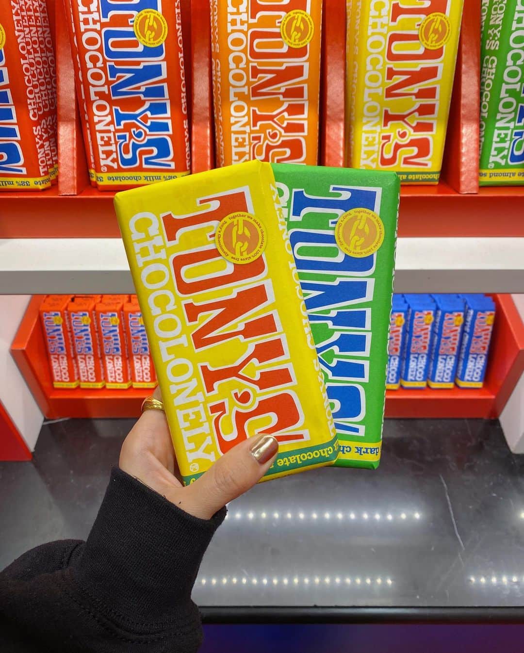 のインスタグラム：「. オランダのチョコレートブランド🍫 Tony’s Chocolonly(トニーズチョコロンリー)のpop up shopに行ってきました😊 . このチョコについてシェアしたかったから、たくさん書くね✍️ . Tony's Chocolonelyは、カカオ業界の現代奴隷制と搾取を終わらせるためにオランダ人ジャーナリストのトニーさんが設立したチョコレートメーカー🍫 立ち上げるきっかけとなったのが、チョコレートのサプライチェーンでは、利益が公平に共有されていないという問題。Tony's Chocolonelyはそれを変えようと100% slave free(100%奴隷のいないチョコレート)をビジョンに、チョコレートを作ってるの。 . オランダでは3年連続でサスティナブルなブランドとして選ばれていて、普段からチョコ食べるし、消費者としてこういった取り組みをしている会社を応援したいと思った✊ . 11月末まで有楽町マルイ 1Fでpop upをやっているので気になった方はぜひ😊❣️ . #トニーズチョコロンリー #tonyschocolonely   #crazyaboutchocolate  #seriousaboutpeople  #impact  #pr」