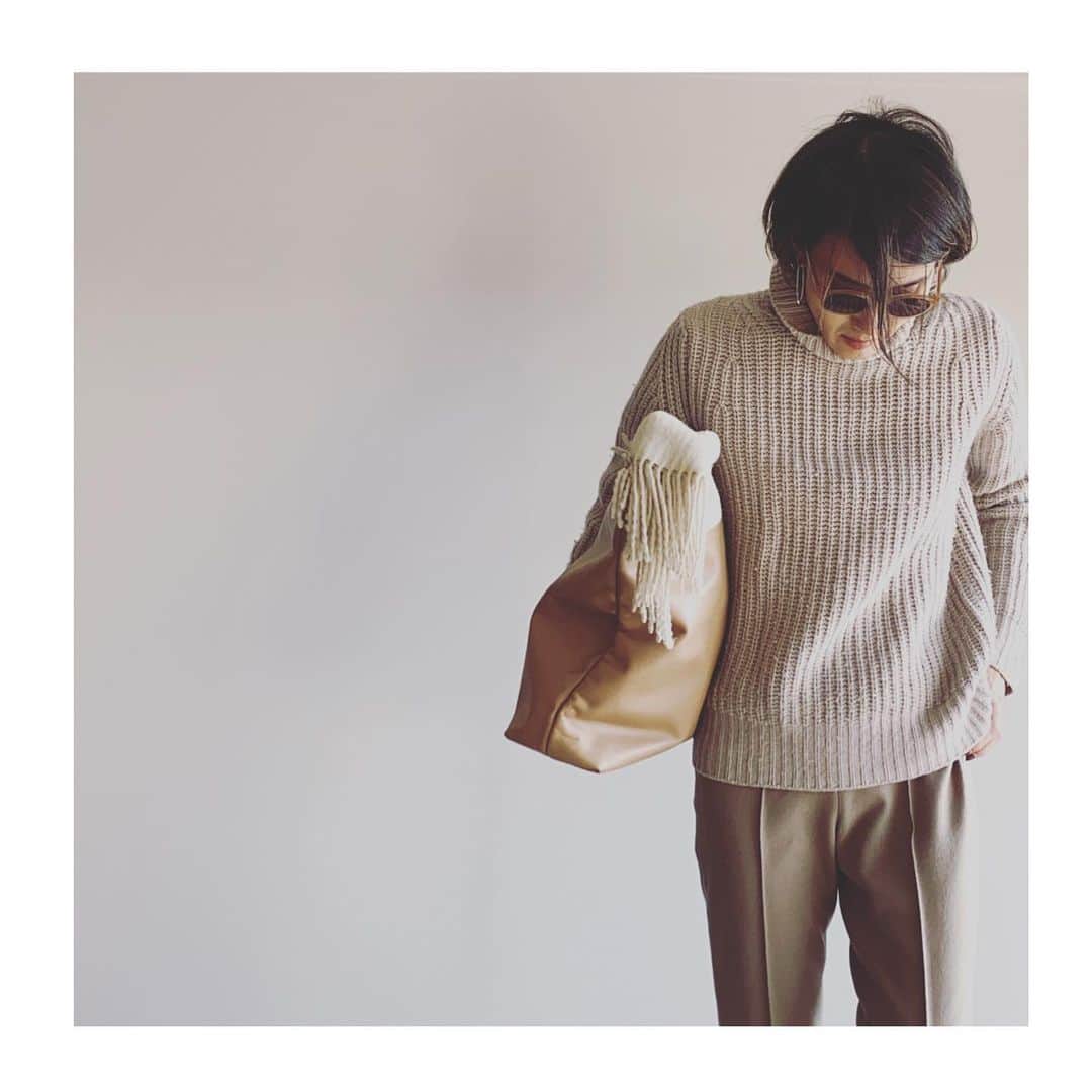 のインスタグラム：「. セオリーリュクス @theory_luxe_official のパンツが 暖かくて快適。ウールなのに素肌にチクチクせず、 軽くて楽ちんタイツいらず。かつセンターシームできれいめ。 ついでにウエストゴム！　これはデイリーに活躍しそうだね！  #ootd #pants #theoryluxe #アラフォー#アラサー#アラフォーコーデ #アラサーコーデ #お仕事コーデ #アラフォーol #アラサーol #あらふぃふ #アラフィー　#アラフィーコーデ #アラフィフコーデ#40代ファッション #40代コーデ　#30代ファッション　#30代コーデ　#50代ファッション#50代コーデ #大人コーデ #大人カジュアル」