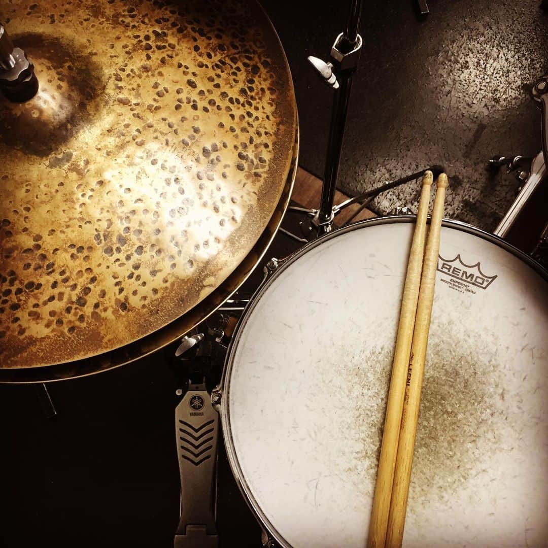 大岡源一郎のインスタグラム：「School!!! . #ドラムがダンスしてない #スティックの腹 #gennoziドラム修行」