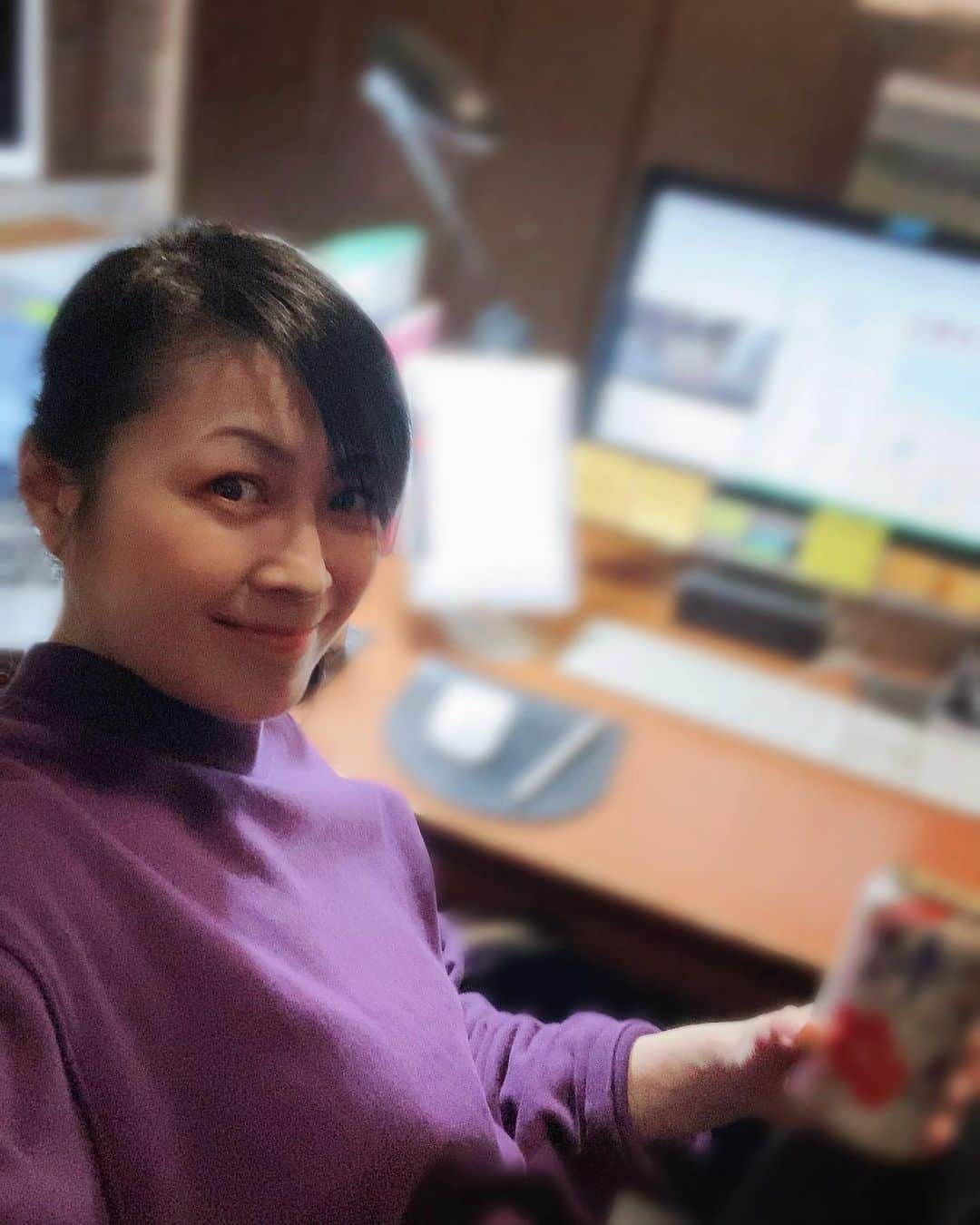 藤原理恵さんのインスタグラム写真 - (藤原理恵Instagram)「2020年11月17日。convoy自宅作業。稽古を動画でチェックして、データにしています。現場の皆さん、体と会話を駆使して出来上がっていく表現が面白過ぎてひとり爆笑♪   久々にマスクなし、オリオンビールでお疲れ様です〜。」11月17日 22時31分 - fujiwararie