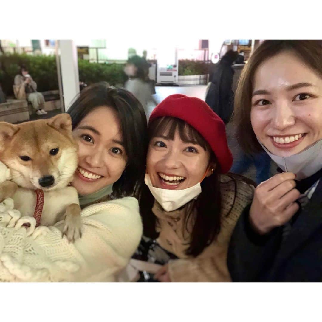 VANRIのインスタグラム：「* ほぼ１年ぶり⁈の３人集合🧅♪ 安定の癒し天然かおるちゃん @hiratakaoru1215 と サバサバ天使あんちゃん @hachimine_anna ♪♪  " ミステリーハンターってライバル同士じゃないの？ " ってよく言われるんだけど 唯一色々解り合える戦士みたいなもんだから 本当に本当に仲良いんだよ🤫w 少しでも早くまた海外ロケができますように 願うばかりです・・ー✈︎」
