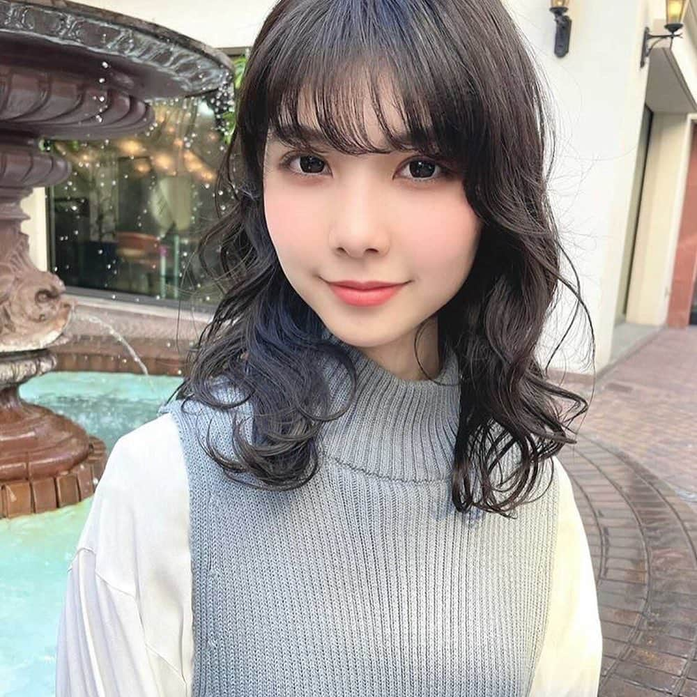 山﨑愛麻さんのインスタグラム写真 - (山﨑愛麻Instagram)「皆さんこんばんは🌛  先日 @hairdressermasa さんから カットとカラーして頂きました💇🏻‍♀️🤍 トーンダウンさせて透明感抜群に！！ ありがとうございました🕊  本番まで残り3日！！ #えまにぽちっとな  寝る前に宜しくお願い致します🥺  #國學院大學  #ミスコン2020 #ミスコンテスト  #ミス國學院  #サロンモデル  #東京美容室  #表参道美容室  #透明感カラー」11月17日 22時34分 - ema_yamazaki