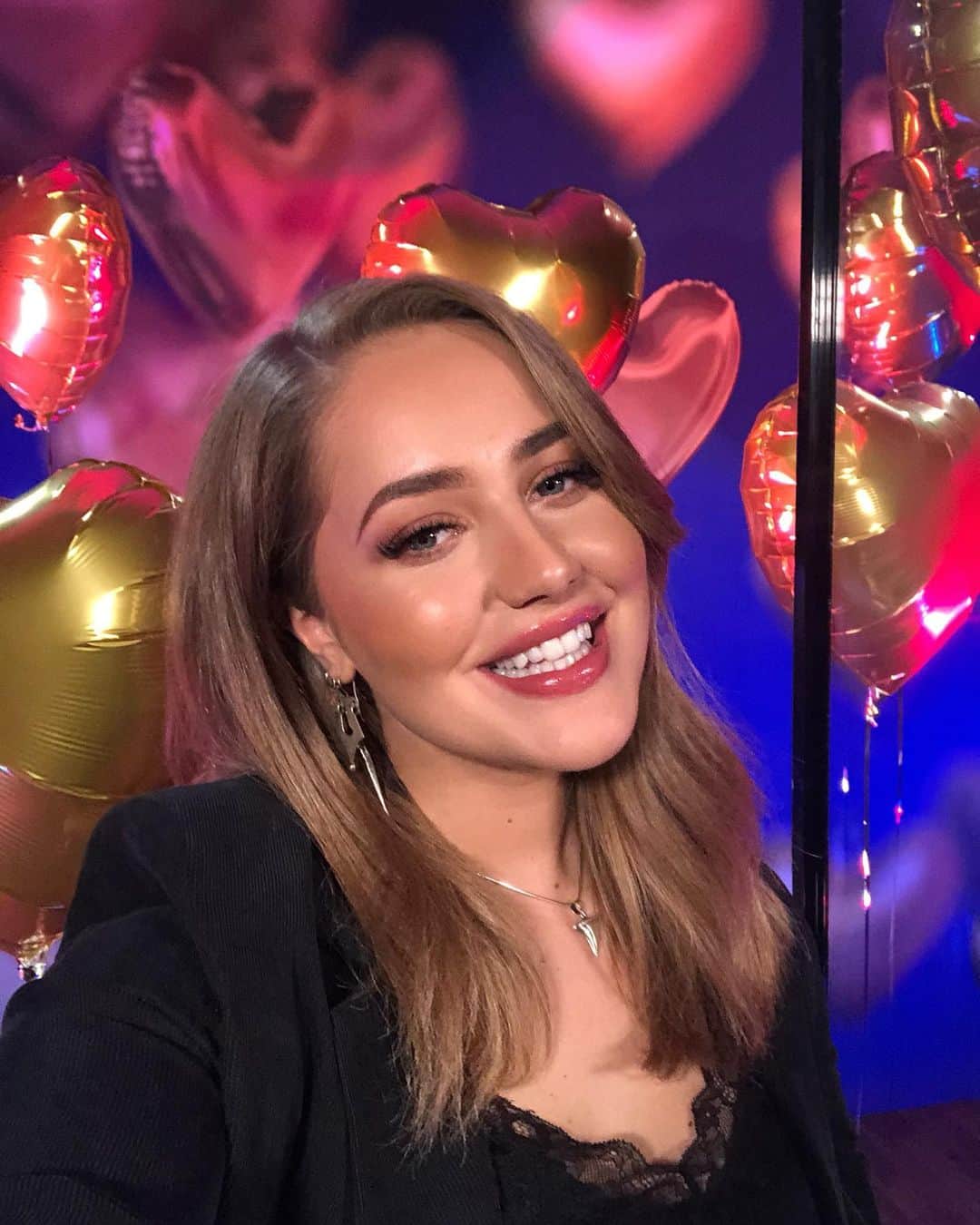 のインスタグラム：「The word is out, First Dates Vips. 🤭 Aanstaande zondag 22 november om 20:20 op NPO 3.」