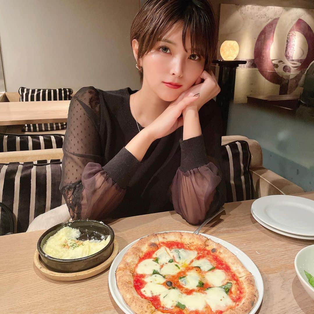 ききまるさんのインスタグラム写真 - (ききまるInstagram)「六本木ごはん🍽 . @rigoletto_roppongi  雰囲気も良くてリーズナブルだから デートとか女子会にちょうど良い👐🏻 メニューも多いから誰とでも来やすい！！ 渋谷とかにもあるしランチもあるから18歳くらいからよく行ってたよー！ . 【RIGOLETTO BAR AND GRILL】 📍 	東京都港区六本木6-10-1 六本木ヒルズ ウエストウォーク 5F . . #六本木グルメ #六本木ヒルズ #六本木ランチ #六本木ディナー #女子会　#女子会コーデ #女子会ディナー #リゴレット #東京グルメ　#グルメ女子 #グルメ部 #ききグルメ #食欲の秋 #ショートヘア #ショート女子 #ショートヘアー」11月17日 22時35分 - kikigram_97