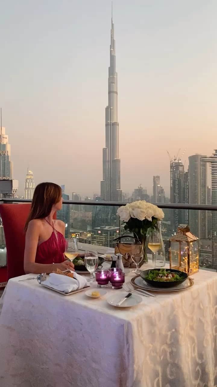 バーボラ・コディトヴァのインスタグラム：「Amazing dinner on a private terrace of @shangrila_dubai 🥂」