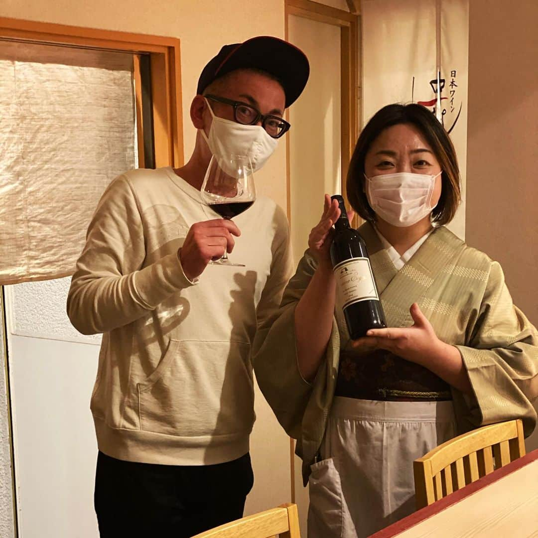 ひぐち君さんのインスタグラム写真 - (ひぐち君Instagram)「小布施のプティヴェルドと羊羹がピッタリ🍷 久々、中村さんとお会いできました😊 #petitverdot 2014 #ドメイヌソガサンシミ  #小布施ワイナリー  #長野県 #ハスカップスイート #北海道中央葡萄酒  #千歳ワイナリー #北海道 #アルガーノ葡萄果汁  #勝沼醸造 #山梨県　#甲州市　#勝沼町 #羊羹　#yokan  #日本ワイン　🇯🇵 #japanesewine #vinjaponais  #wine #vin #vino #winetime #winelover  #instawine #wineexpert  #tokyo  #荒木町  #日本ワイン中村」11月18日 4時02分 - higehiguchi