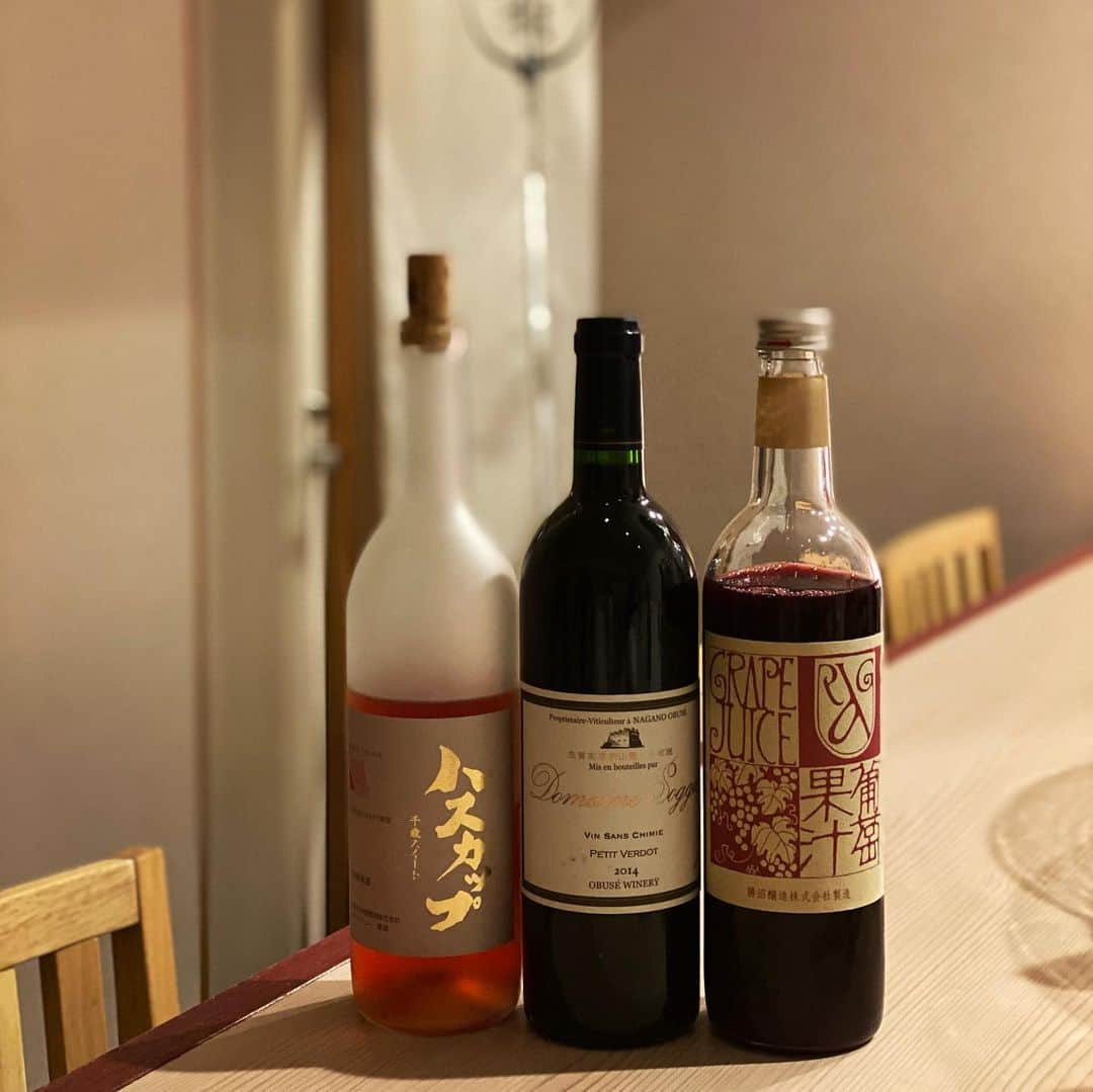 ひぐち君さんのインスタグラム写真 - (ひぐち君Instagram)「小布施のプティヴェルドと羊羹がピッタリ🍷 久々、中村さんとお会いできました😊 #petitverdot 2014 #ドメイヌソガサンシミ  #小布施ワイナリー  #長野県 #ハスカップスイート #北海道中央葡萄酒  #千歳ワイナリー #北海道 #アルガーノ葡萄果汁  #勝沼醸造 #山梨県　#甲州市　#勝沼町 #羊羹　#yokan  #日本ワイン　🇯🇵 #japanesewine #vinjaponais  #wine #vin #vino #winetime #winelover  #instawine #wineexpert  #tokyo  #荒木町  #日本ワイン中村」11月18日 4時02分 - higehiguchi