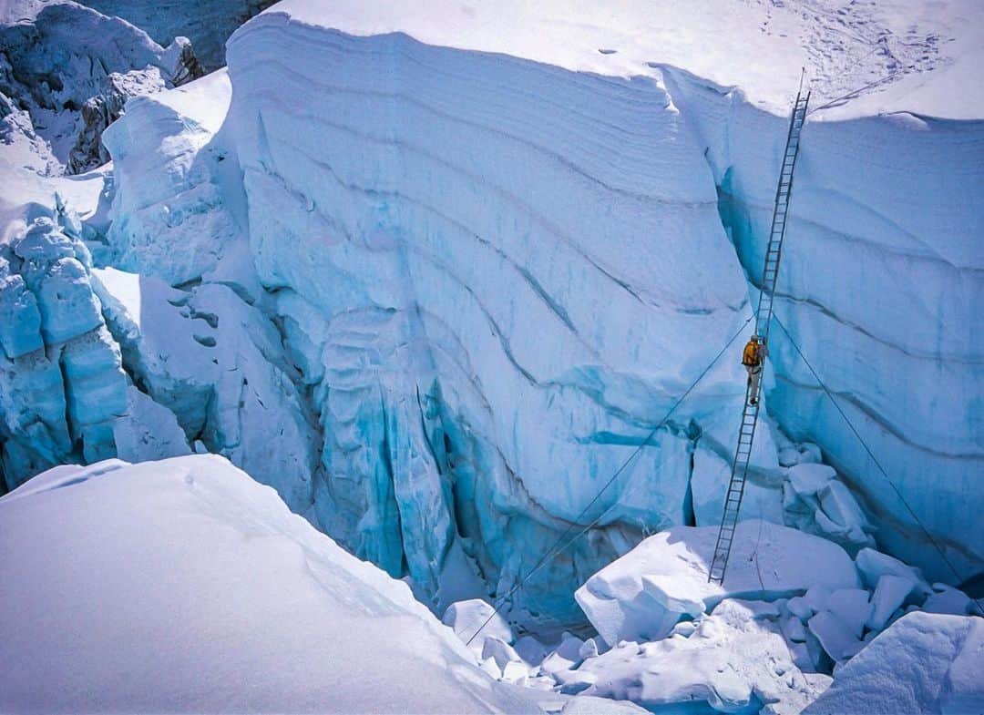 ジミー・チンさんのインスタグラム写真 - (ジミー・チンInstagram)「You’ll never have to put more faith in a ladder than in the Khumbu Icefall. Friend and mentor, #DavidBreashears keeping the faith.   Everest May 2004」11月18日 4時06分 - jimmychin