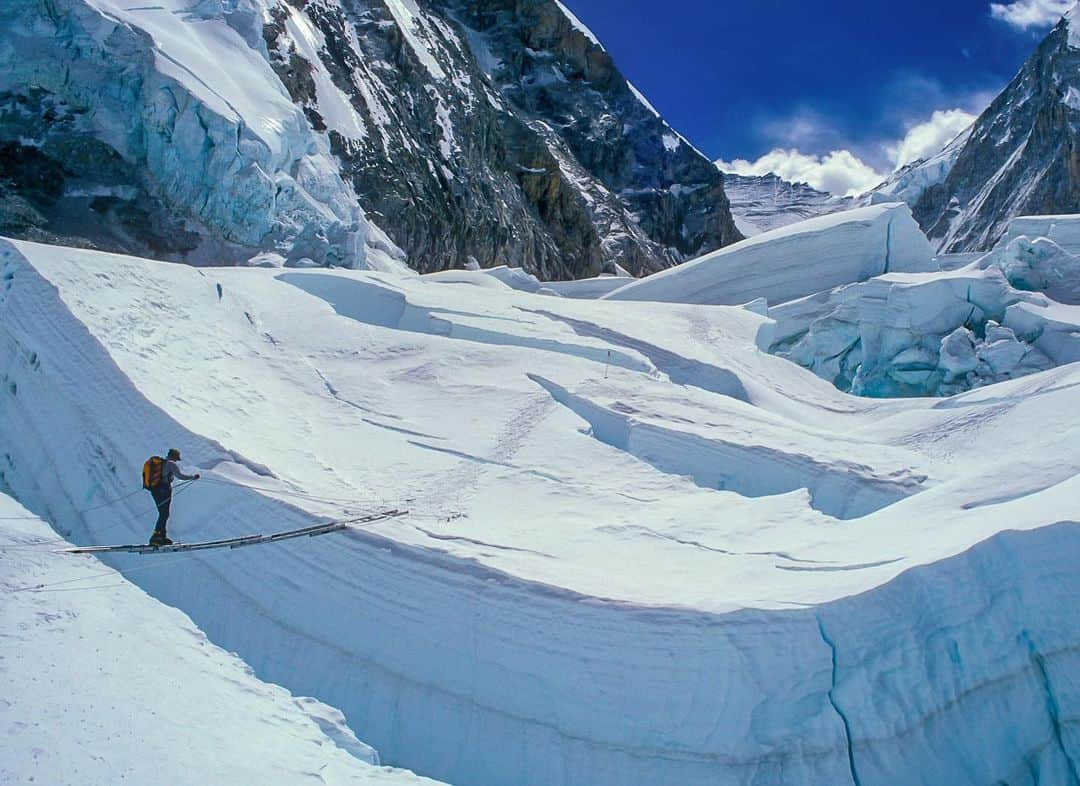 ジミー・チンさんのインスタグラム写真 - (ジミー・チンInstagram)「You’ll never have to put more faith in a ladder than in the Khumbu Icefall. Friend and mentor, #DavidBreashears keeping the faith.   Everest May 2004」11月18日 4時06分 - jimmychin